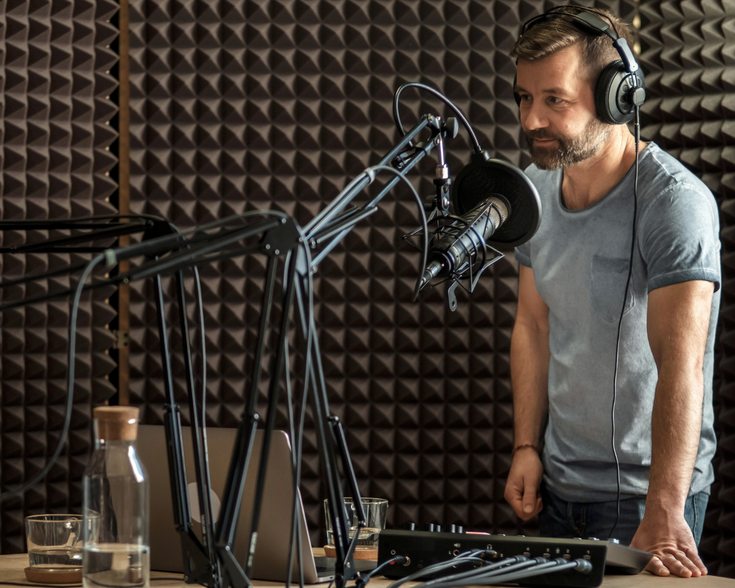 Jak poprawić jakość dźwięku w podcaście bez kupowania sprzętu?